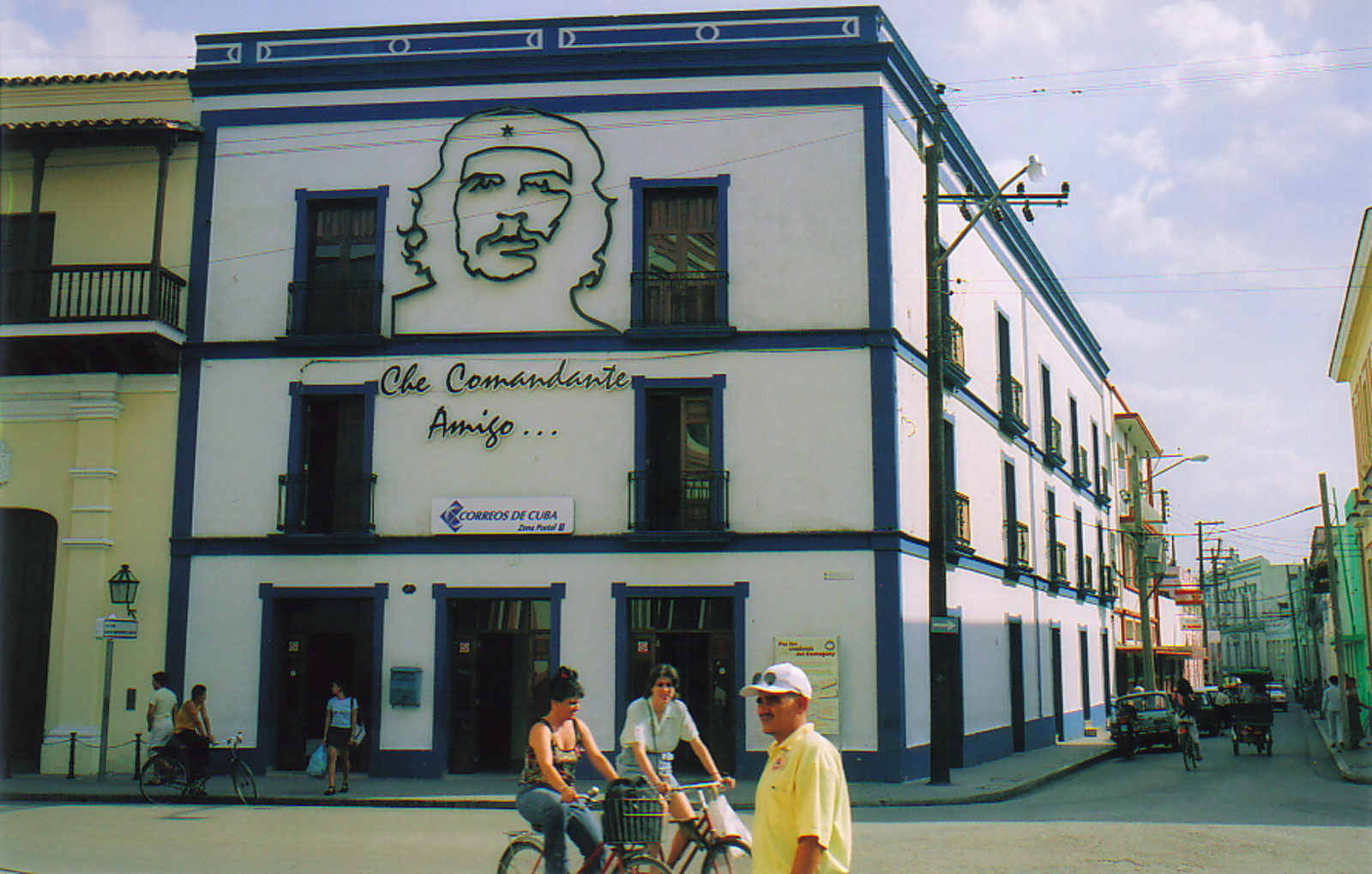 A picture of Che Guevara on the main post office in Camagüey