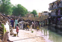 A crowd boarding the ferry 'Tomboctou'
