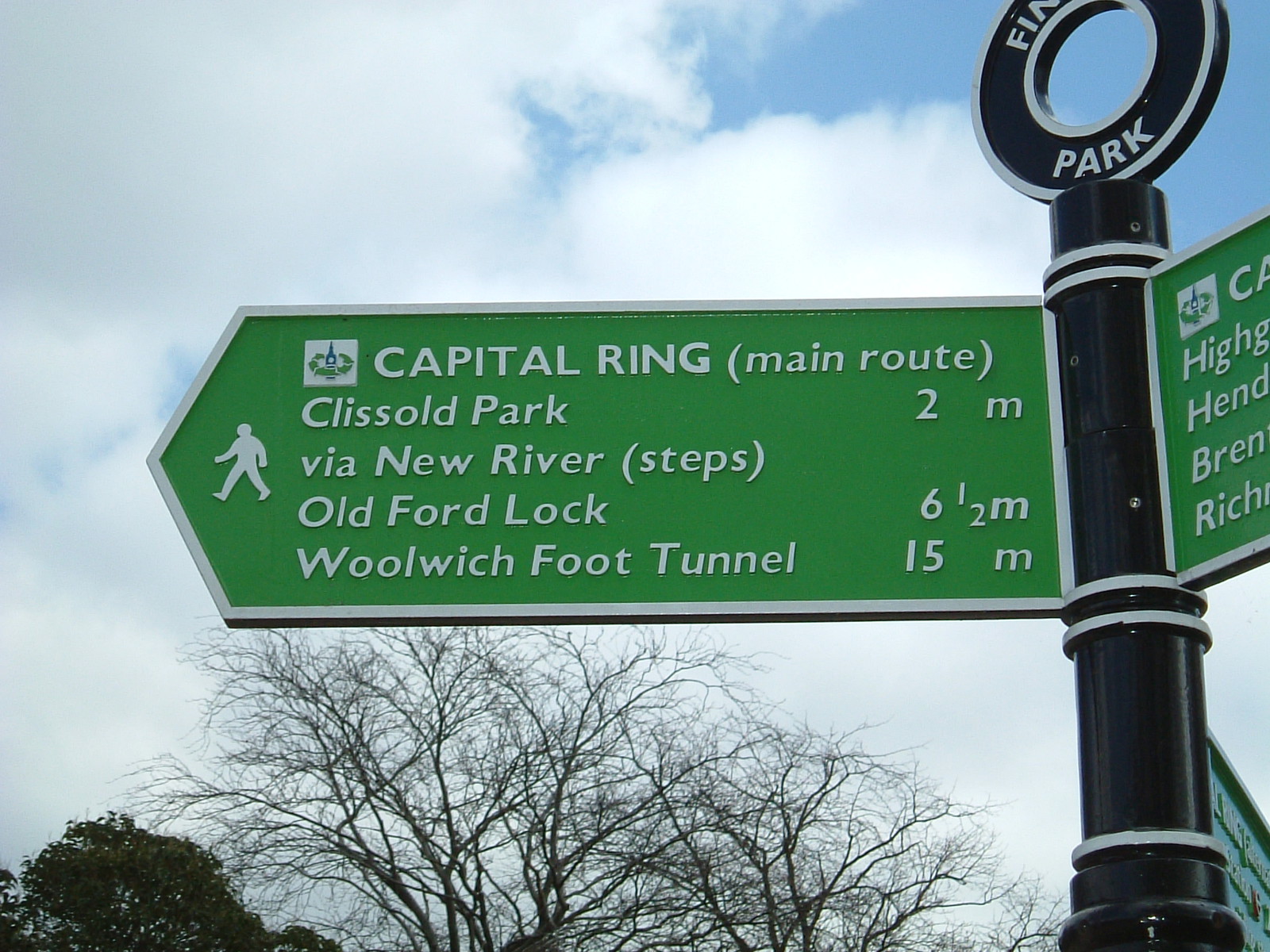 A signpost to the new New River Path extension to the Ring