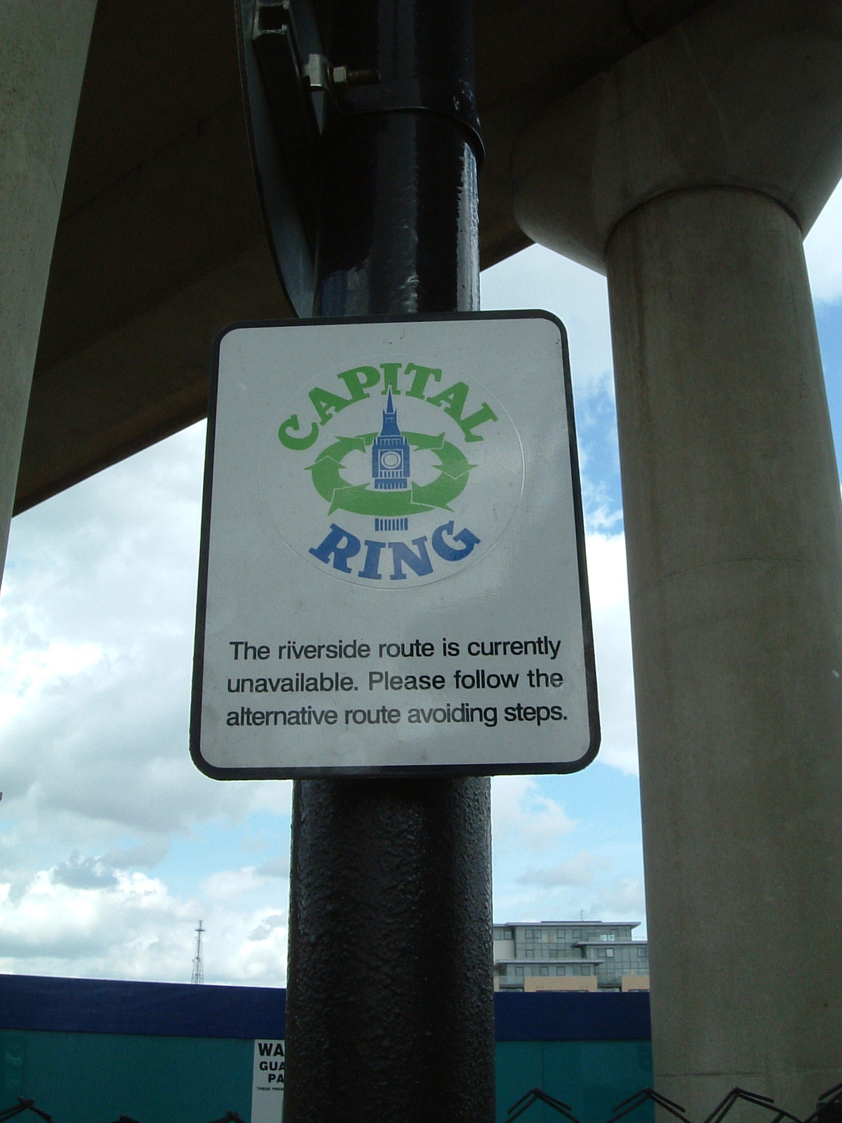 A diversion sign that says 'Capital Ring: The riverside route is currently unavailable. Please follow the alternative route avoiding steps'