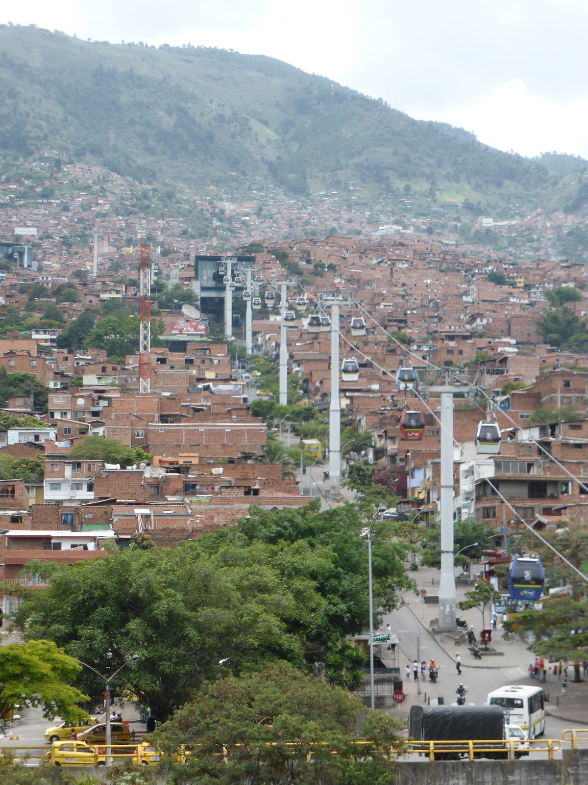 Cable car K heading east from Acevedo station