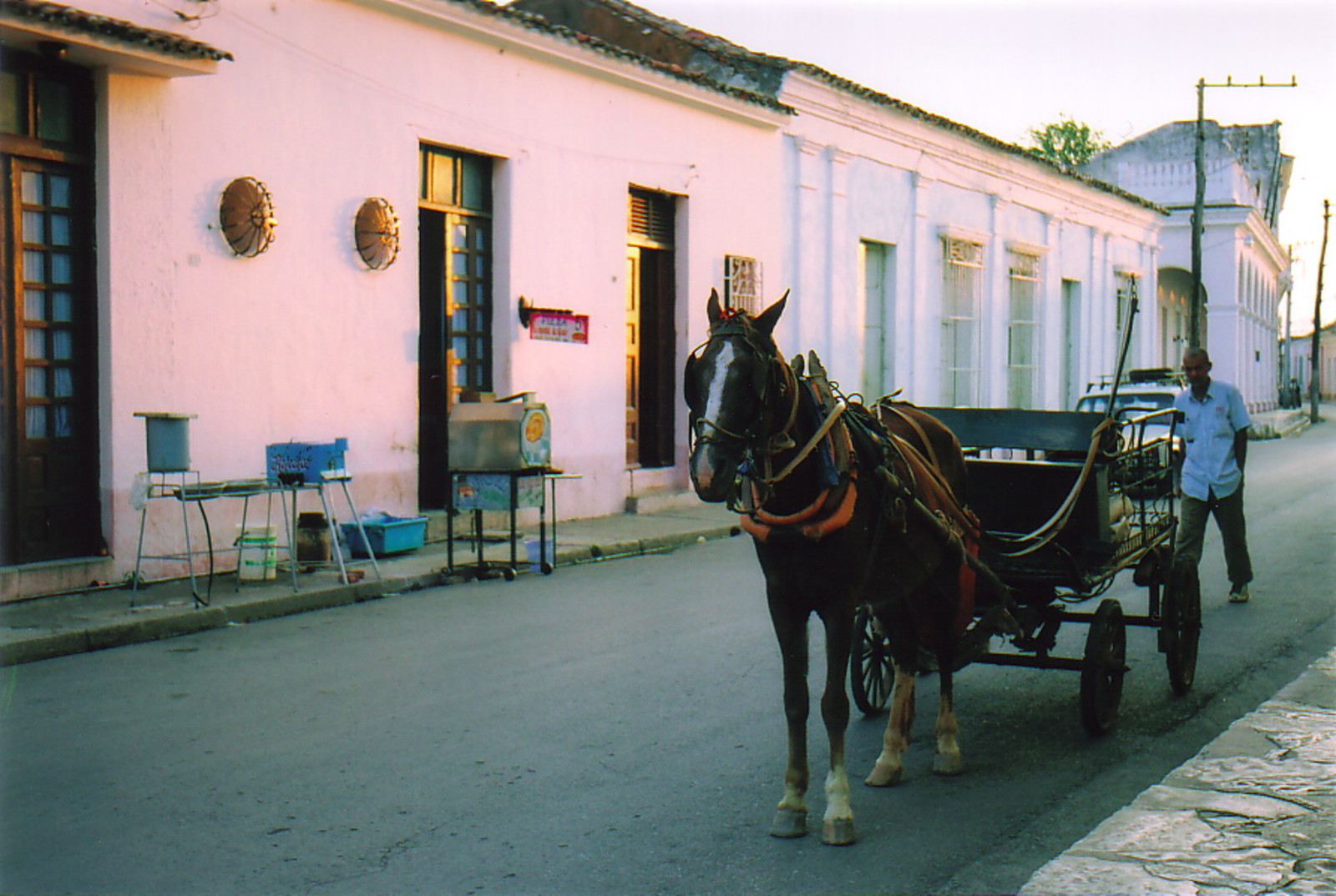 A horse and cart in a street in Remedios