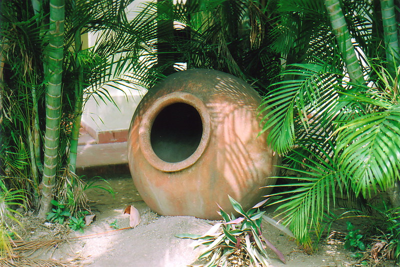 A tinajón in the garden of the church of San Juan de Dios