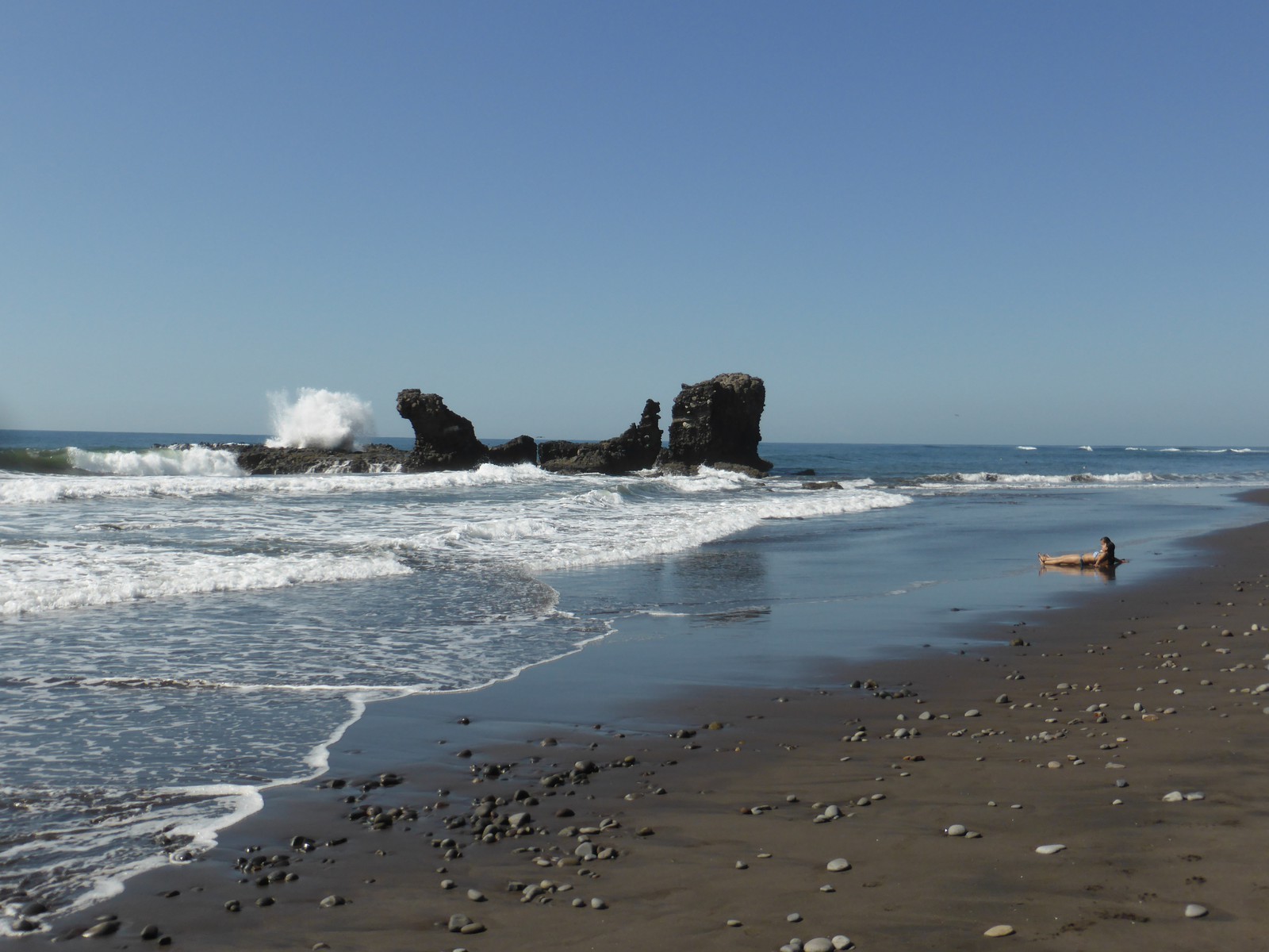 El Tunco beach in the daytime