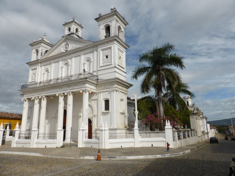 La Iglesia Santa Lucía dominates the main plaza