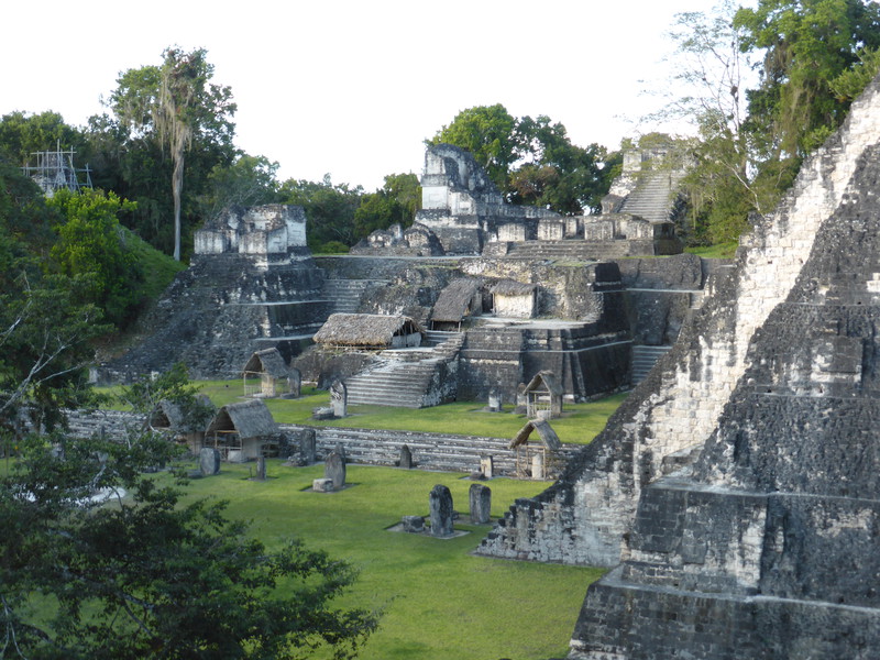 The Gran Plaza, with Temple I on the right and the Acrópolis del Norte in the centre