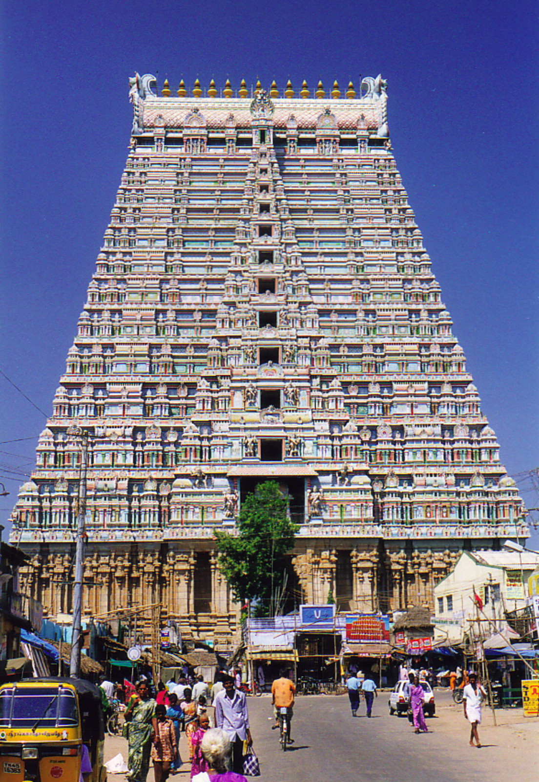 A magnificent gopuram in Sri Ranganathaswamy Temple