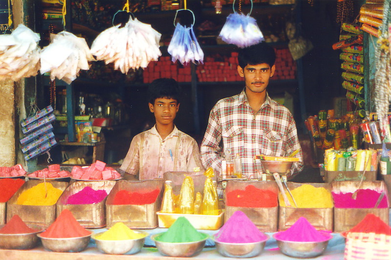 Zwei Tika-Verkäufer in Mysore