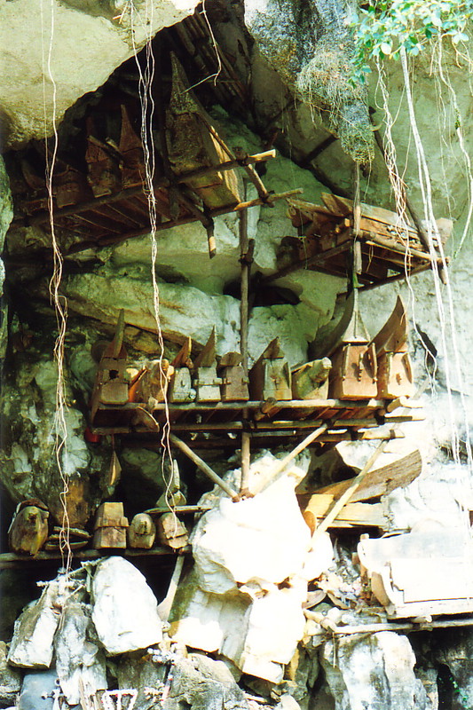 Hanging graves at Londa