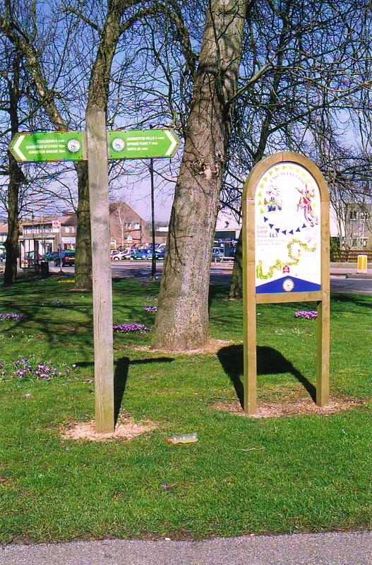 London Loop signpost in Hamsey Green