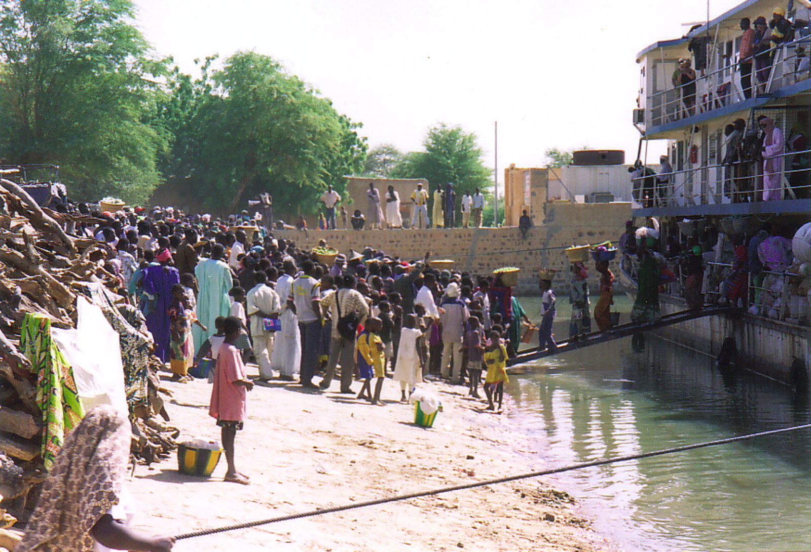 A crowd boarding the ferry Tomboctou