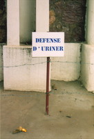 A sign saying 'Defense d'Uriner' in Bamako