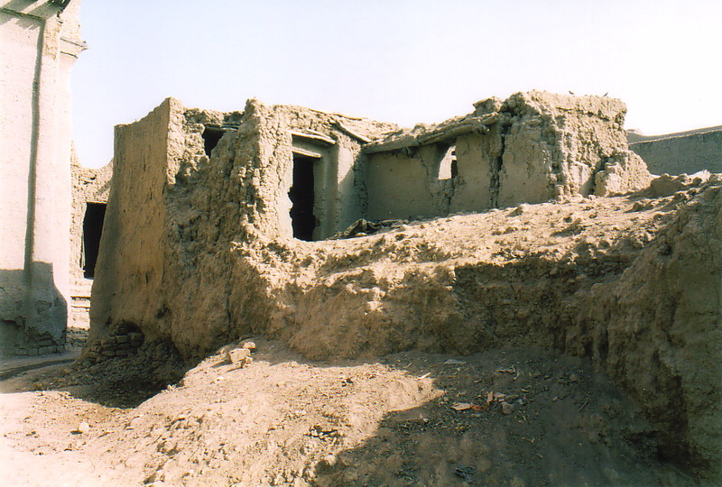 A crumbling mud building in Djenné