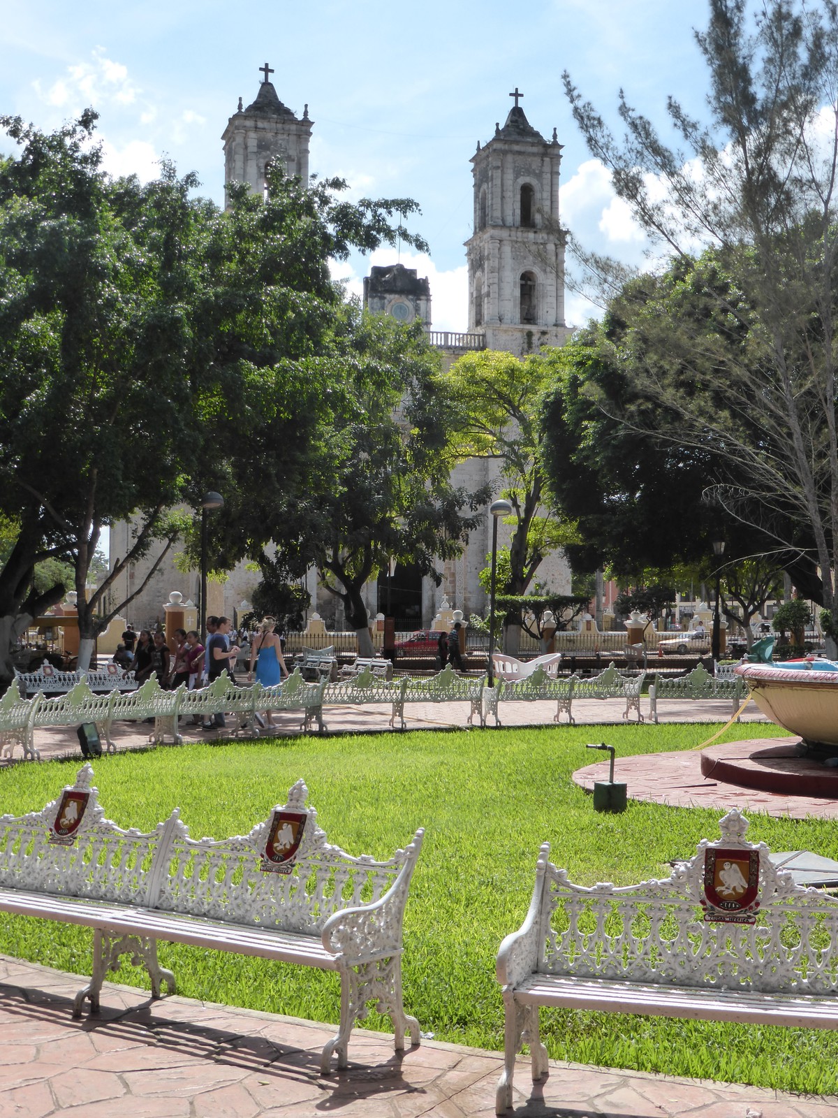 Parque Francisco Cantón Rosado with the towers of the Cathedral de San Gervasio in the background