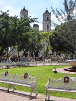 Parque Francisco Cantón Rosado with the towers of the Cathedral de San Gervasio in the background