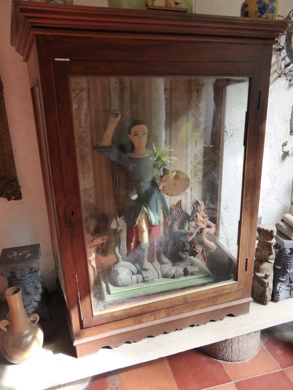 A statue wielding sword