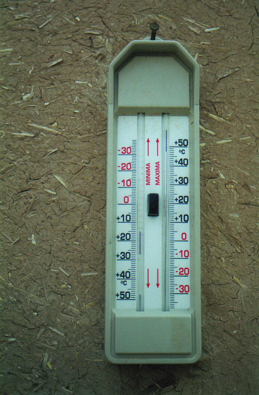 A thermometer showing 48°C in the shade