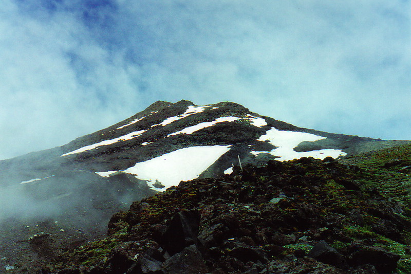 Der Gipfel des Mt. Taranaki von zwei Dritteln der Höhe aus