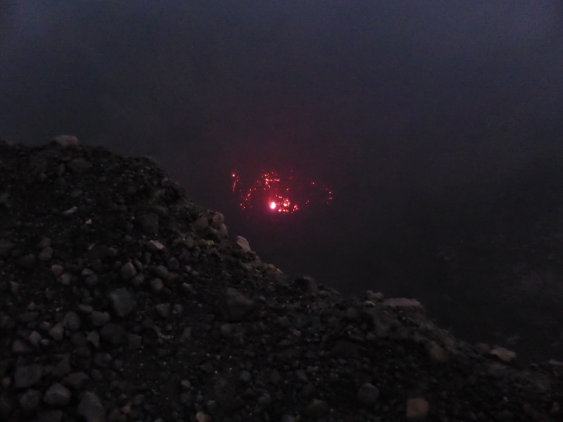 Das höllische Leuchten der Lava 120 m tief in der Mitte des Kraters