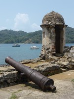 A watchtower and cannon in Fuerte Santiago